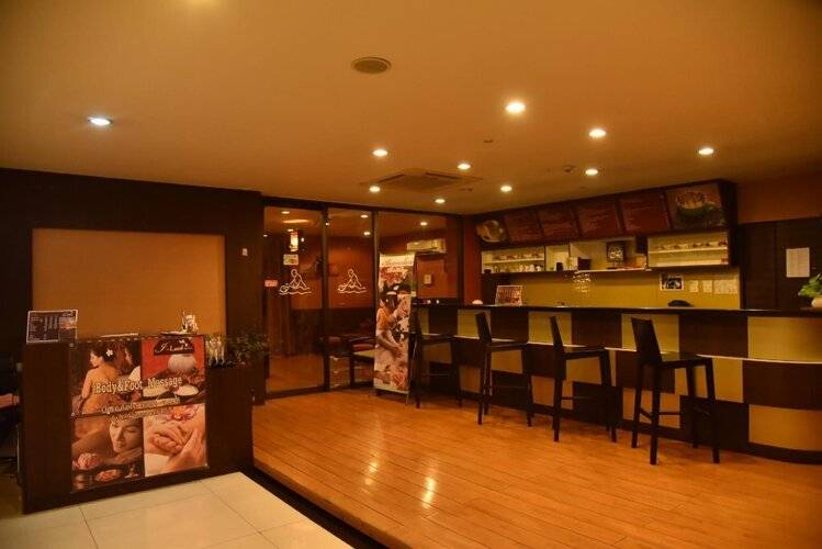 Boss Suites Nana Hotel