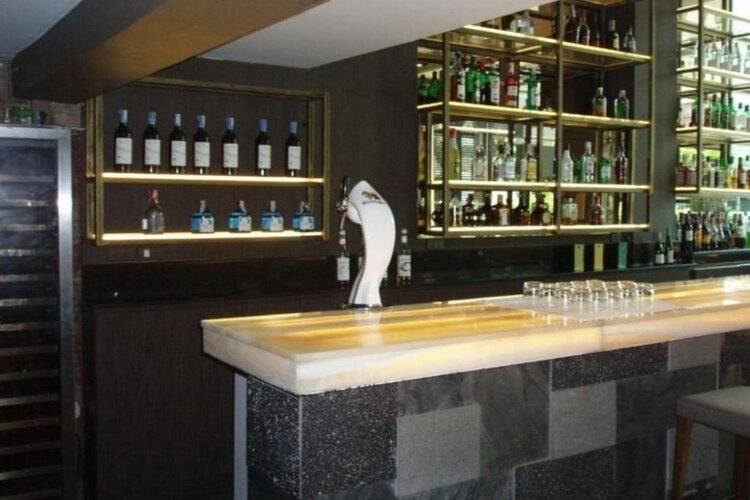 Sacha's Hotel Uno