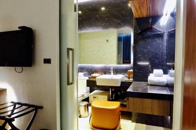 Sacha's Hotel Uno