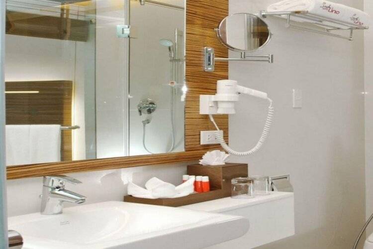 Sacha's Hotel Uno