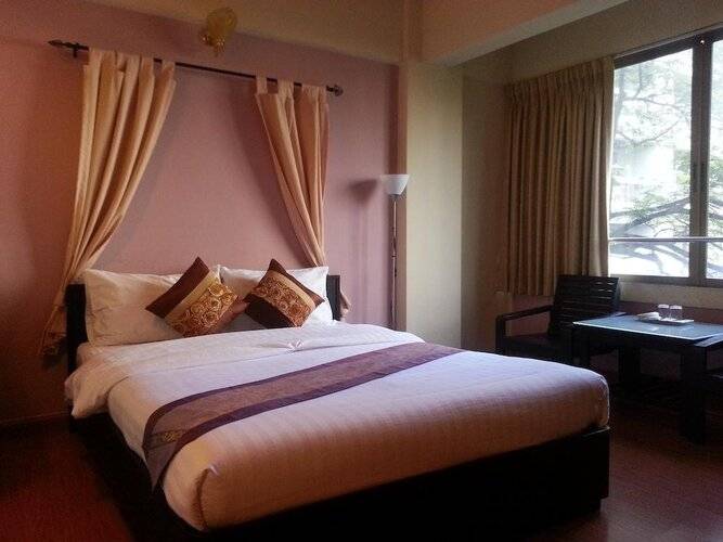 Crown Bts Nana Hotel