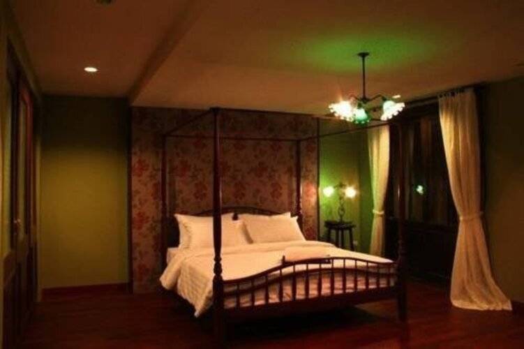 Feung Nakorn Balcony Rooms & Cafe