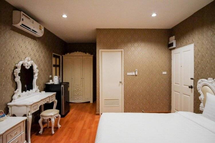 The O-Zone Airport Inn