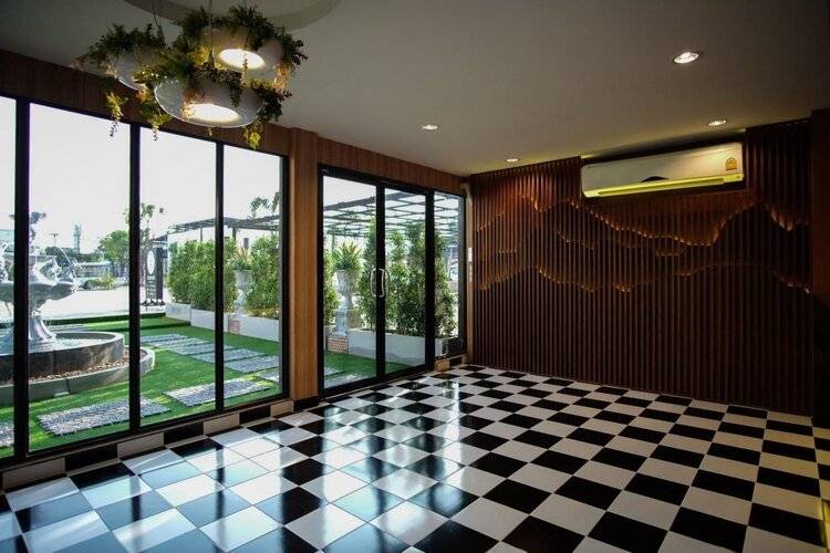 The O-Zone Airport Inn