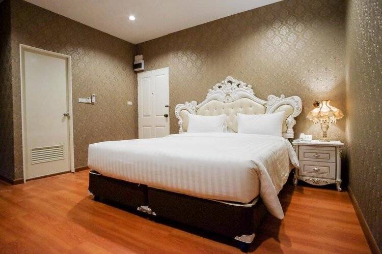 The O-Zone Airport Inn