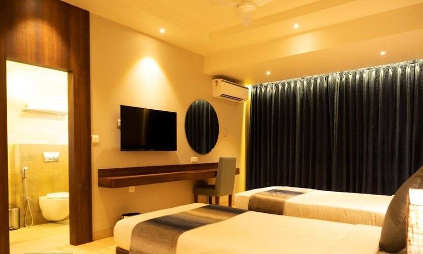 Cosmique Clarks Inn Suites