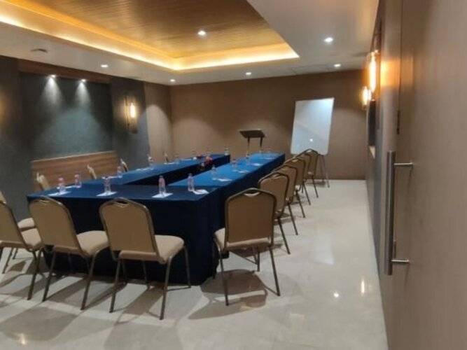 Cosmique Clarks Inn Suites