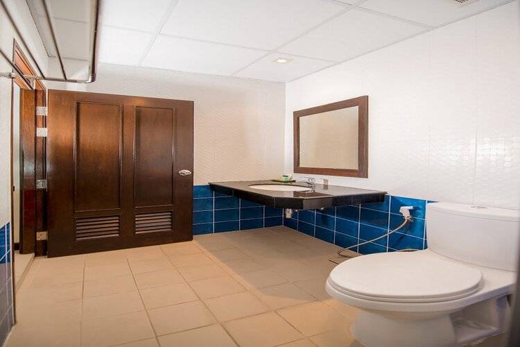 OYO 241 Ratana Hotel Sakdidet