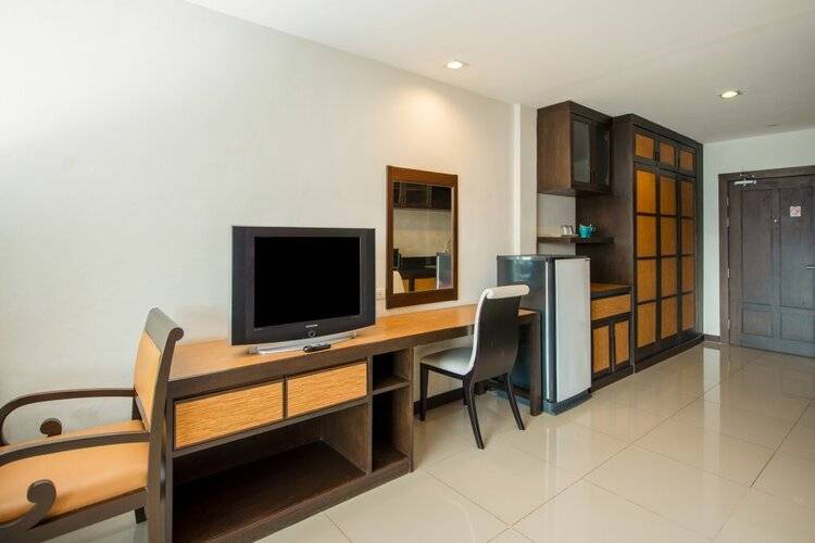 OYO 241 Ratana Hotel Sakdidet