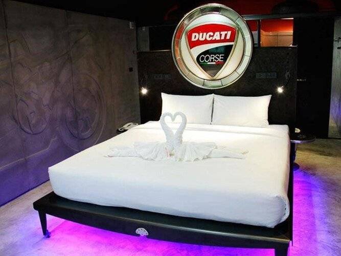 Nicky's Handlebar Hotel