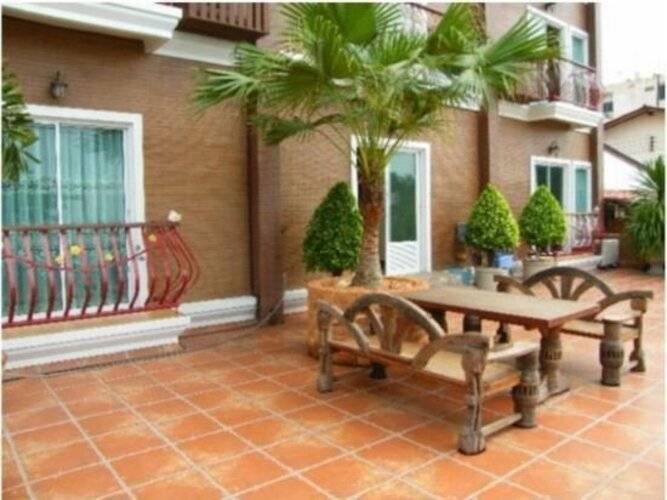 The Red Balcony Inn