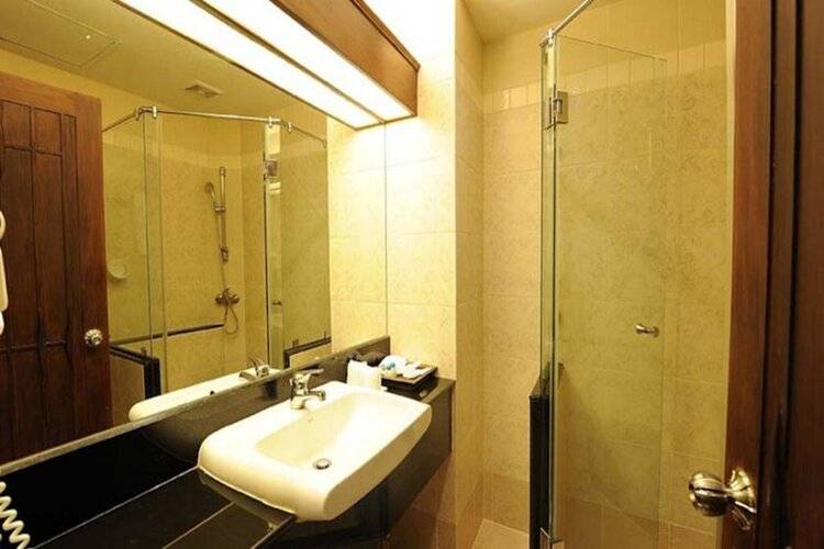 The Whitehouse Condotel