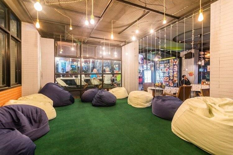 18 Coins Cafe & Hostel