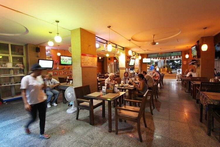 18 Coins Cafe & Hostel