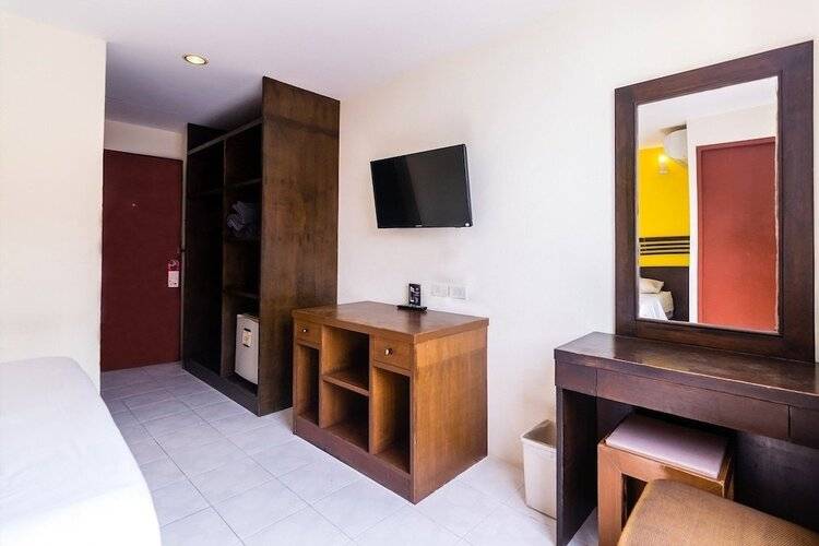 18 Coins Cafe & Hostel