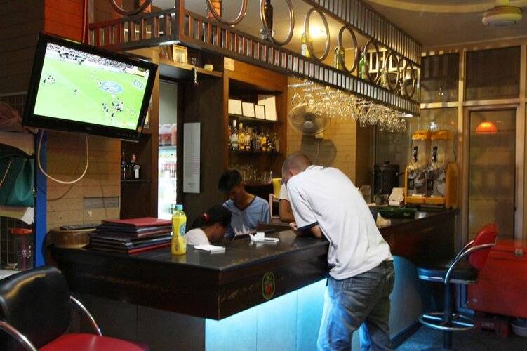18 Coins Cafe & Hostel