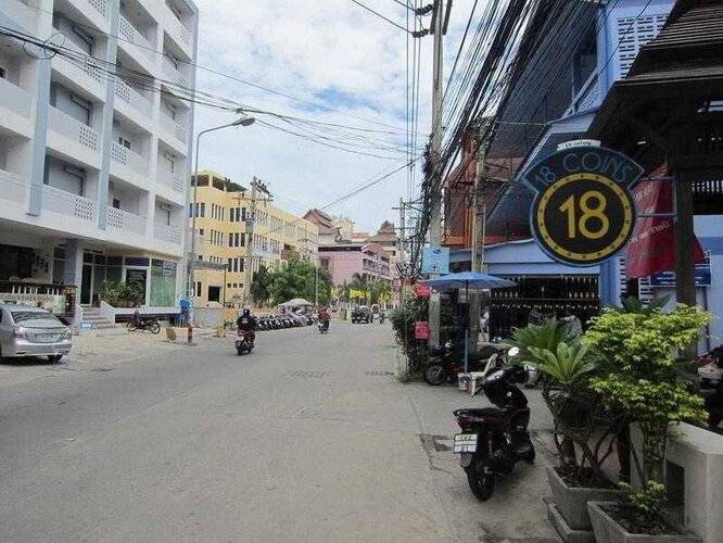 18 Coins Cafe & Hostel