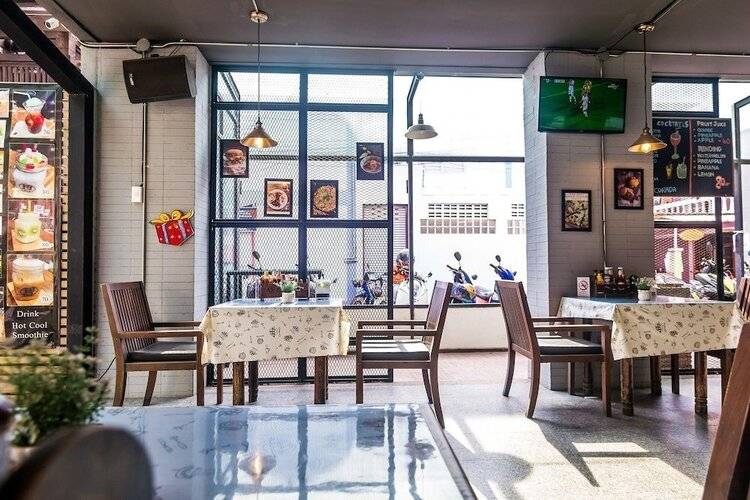 18 Coins Cafe & Hostel