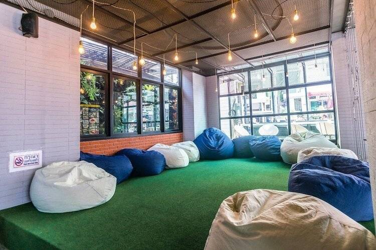 18 Coins Cafe & Hostel