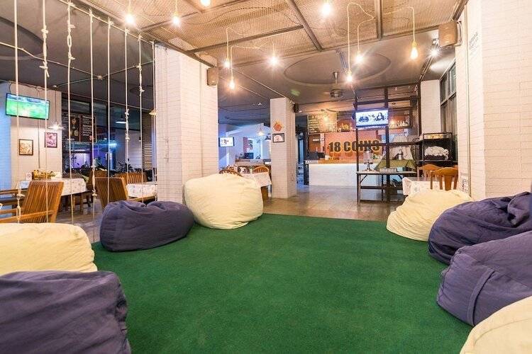18 Coins Cafe & Hostel