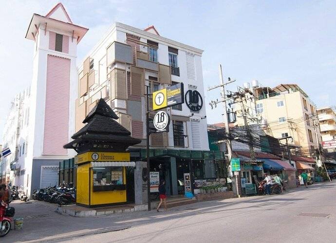 18 Coins Cafe & Hostel