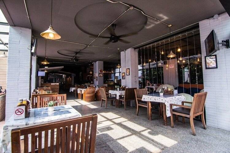 18 Coins Cafe & Hostel