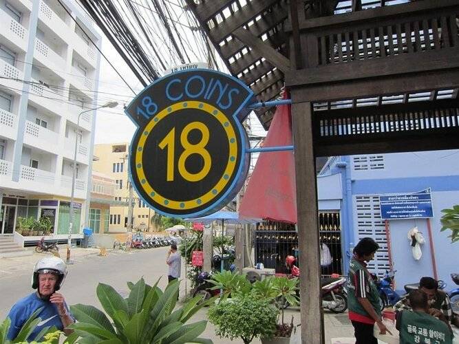 18 Coins Cafe & Hostel