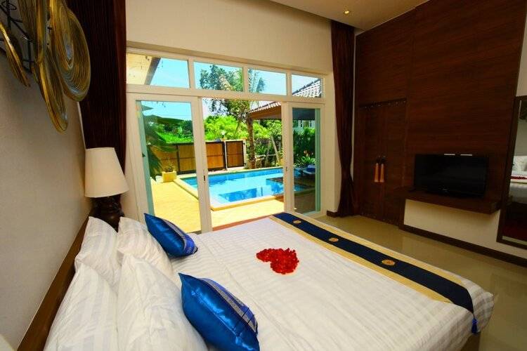 Rawai Private Villas - Pool and Garden