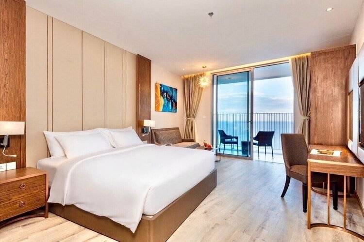 The Golden Seaview Panorama