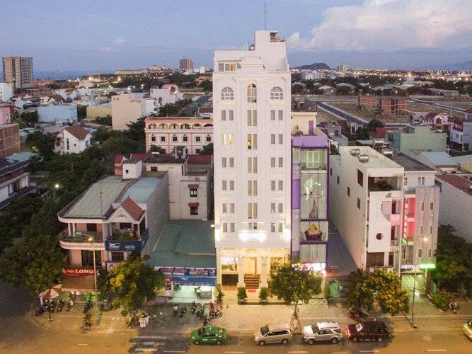 Titan Hotel