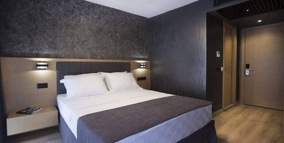 Redstone Hotel