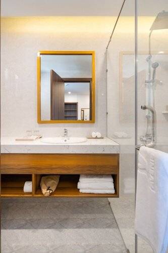 Avenis Hotel