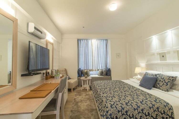 The Lynden Grove Hotel