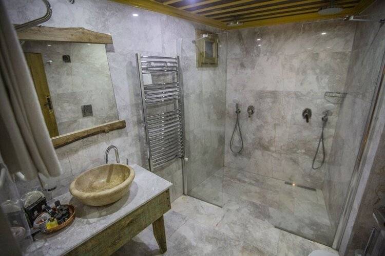 Divan Cave House