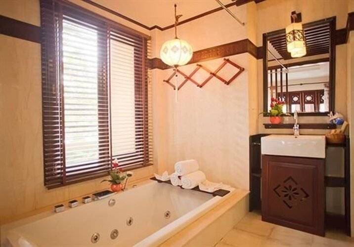 Long Life Riverside Hotel