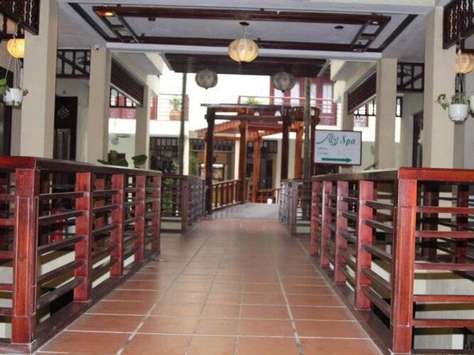 Long Life Riverside Hotel