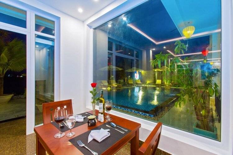 Riverside White House Hotel