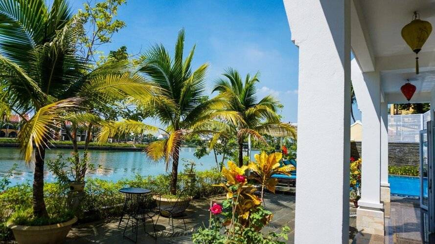 Riverside White House Hotel