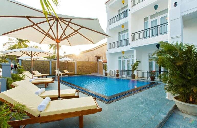 Riverside White House Hotel