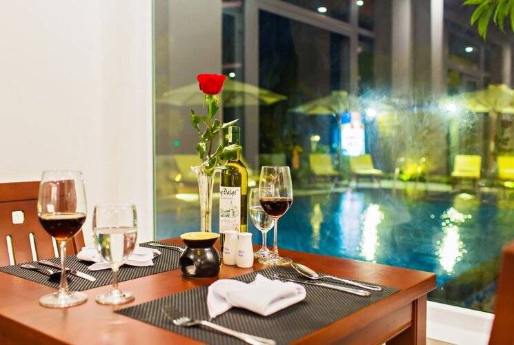 Riverside White House Hotel