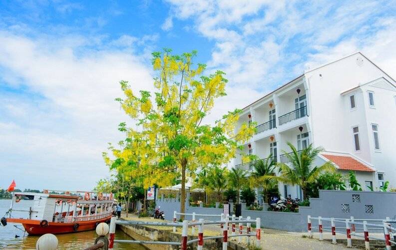 Riverside White House Hotel