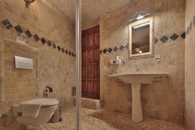 Shoestring Cave House