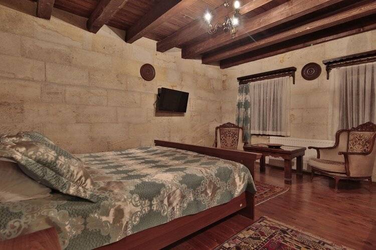 Shoestring Cave House