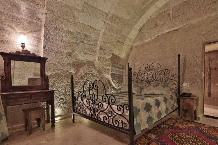 Shoestring Cave House