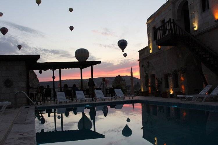 Shoestring Cave House