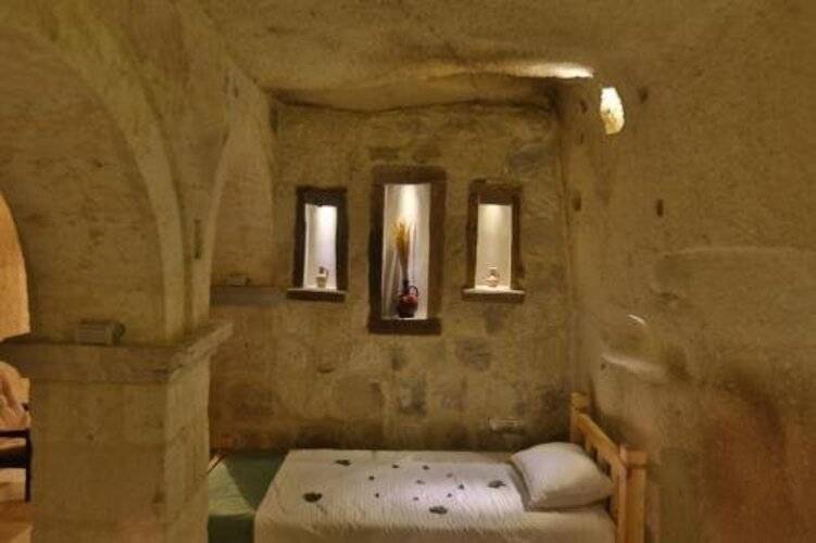Abu Hayat Cave Suites