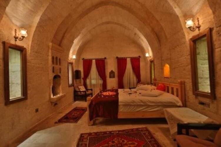 Abu Hayat Cave Suites