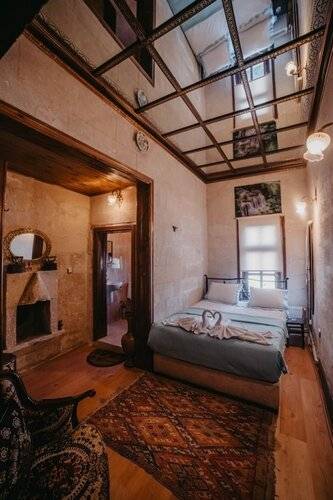 Born Hotel Old House