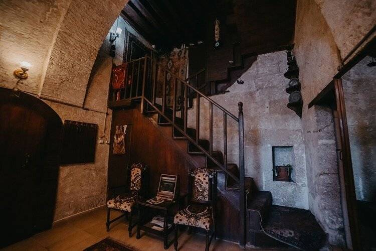 Born Hotel Old House