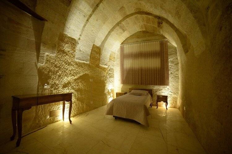 Crassus Cave Hotel